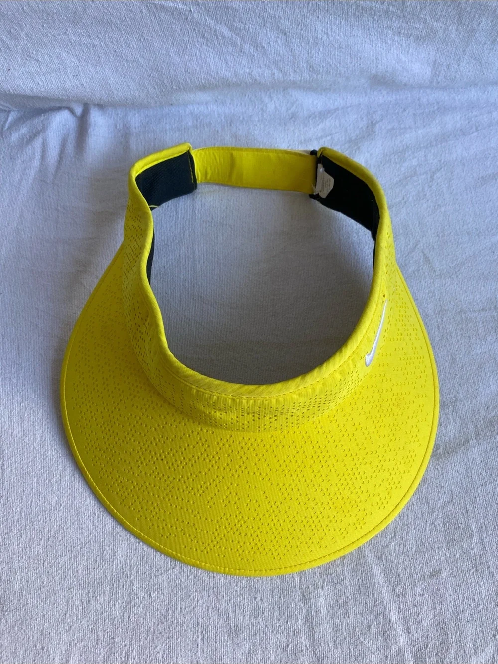 Nike Golf Women’s Tech Perforated Visor electrolime Yellow Adjustable 742710-741